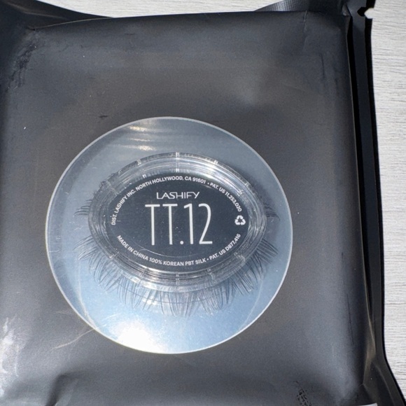 LASHIFY Bold Black Lash Extensions - Picture 4 of 5